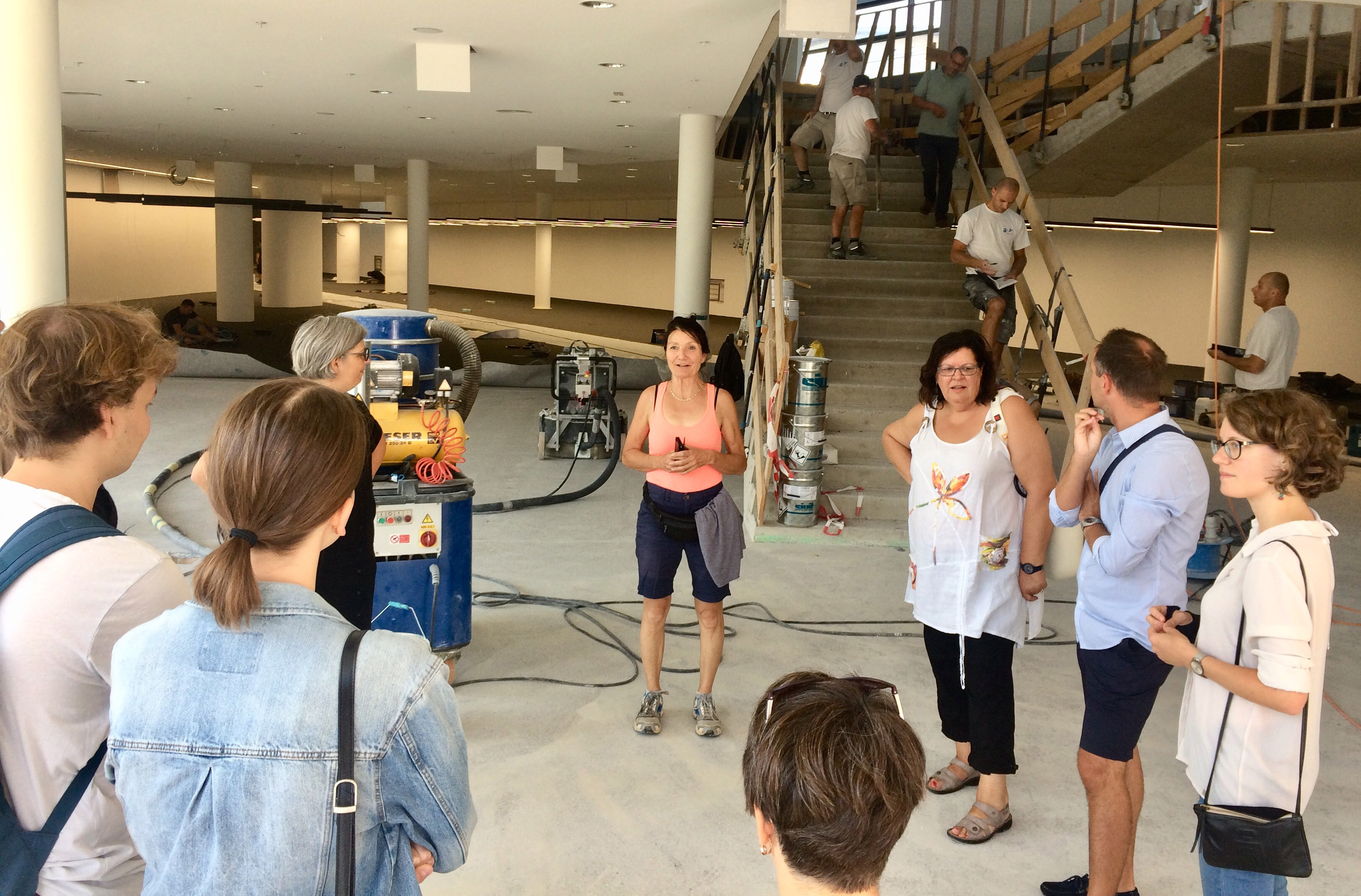 Lesen, arbeiten und sich treffen unter einem Dach: Ab 09. November wird die Stadtbibliothek in der Amraser Straße zu einem neuen Treffpunkt für die Innsbrucker Bevölkerung. Im Bild Kulturstadträtin Uschi Schwarzl (Mitte) mit Leiterin Christina Krenmayr (3. v.l.) und Innsbrucker Gemeinderätinnen.