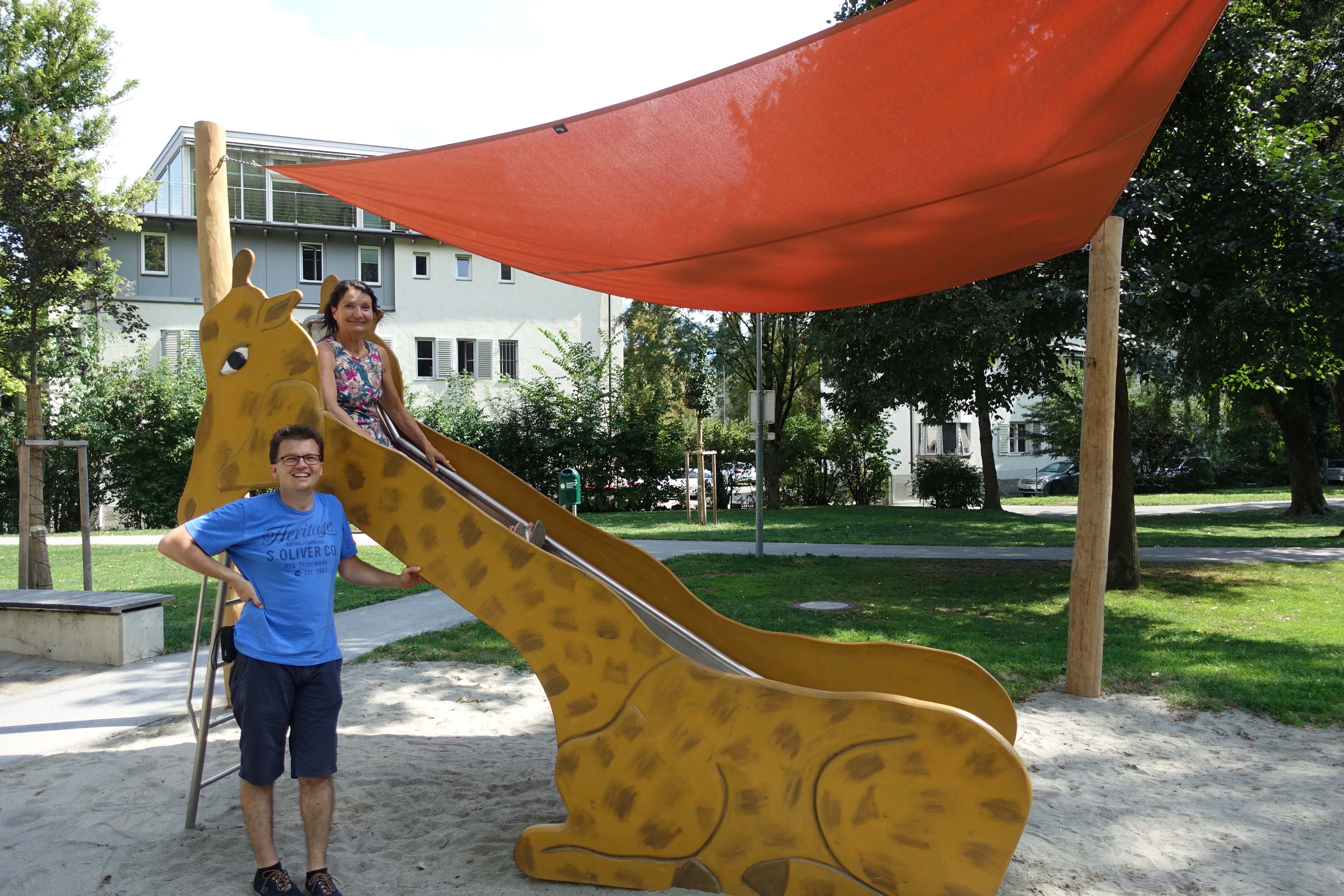 Maßnahmen wie ein Sonnensegel am Spielplatz Huttererpark und neue Radbügel beim Baggersee wurden auf Anregung aus der Bevölkerung vorgenommen: Stadträtin Uschi Schwarzl besichtigte mit Markus Pinter (Grünanlagenamt) zwei städtische Grünanlagen.