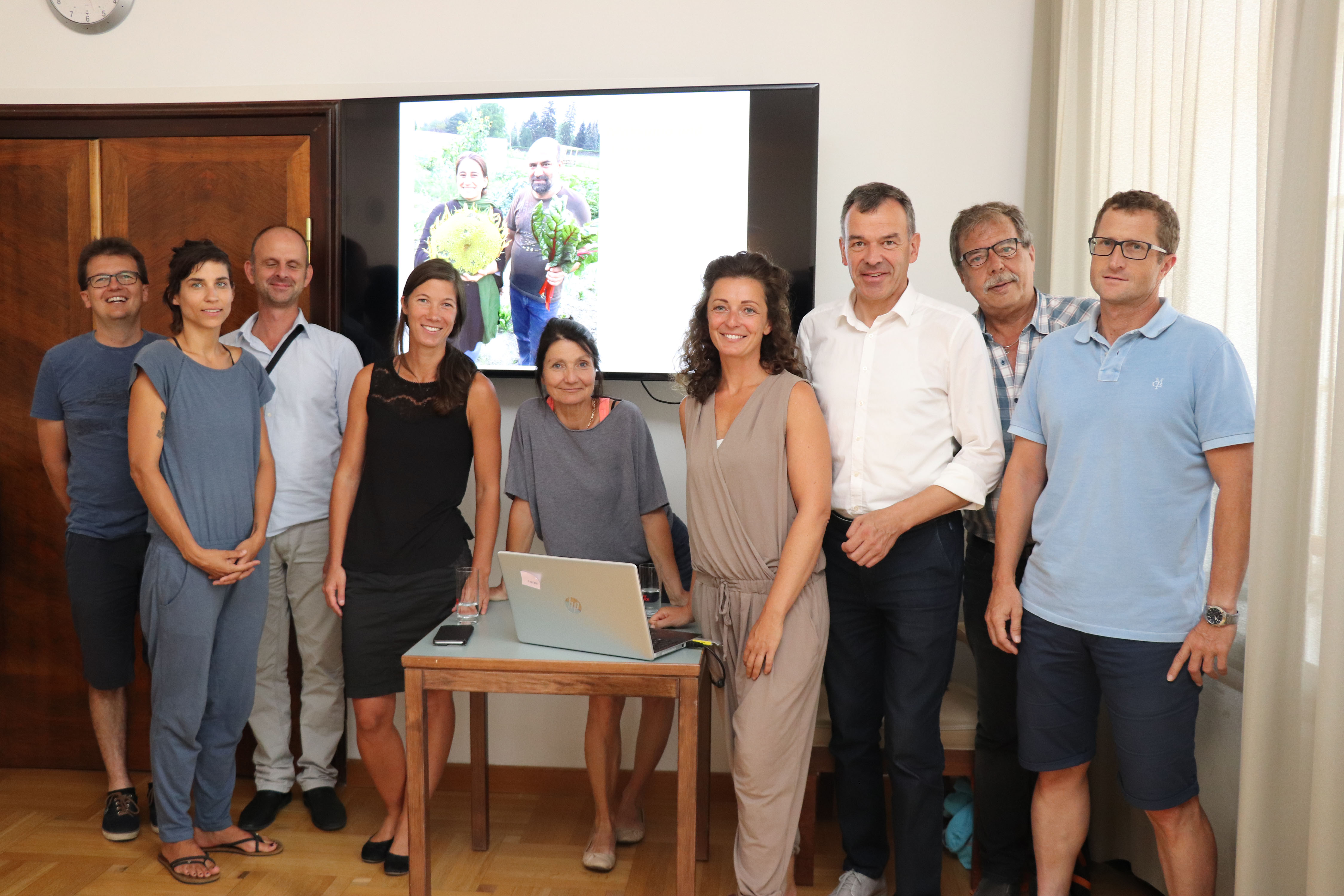 Bei der Präsentation des Vereins „freipflanzen“ (v. l.): Markus Pinter (Grünanlagen – Planung und Bau), Gemeinderätin Janine Bex, Martin Franzmair (IIG Innsbrucker Immobilien Gesellschaft), Eva Maria Wimmer (Verein „freipflanzen“), Stadträtin Uschi Schwarzl, Melanie Zipin (Verein „freipflanzen“), Bürgermeister Georg Willi, Gemeinderat Gerhard Fritz und Amtsvorstand Thomas Klingler (Grünanlagen).