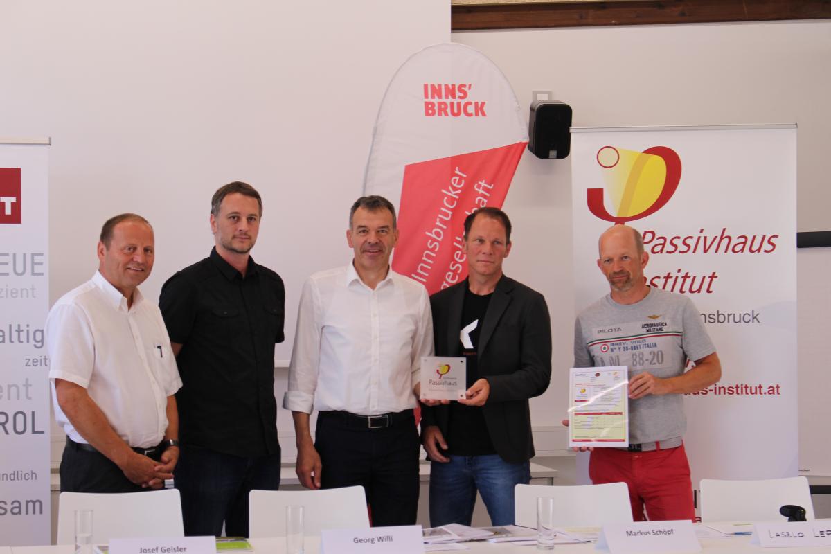 PHI-Zertifikatverleihung für die Seniorenwohn- und Pflegeheim Pradl – v.l.n.r.: Josef Geisler/Energielandesrat Tirol, , Laszlo Lepp/PHI, Georg Willi/ Bürgermeister Innsbruck, Markus Schöpf/IIG, Markus Prackwieser/DIN A4 Architektur ZT GmbH