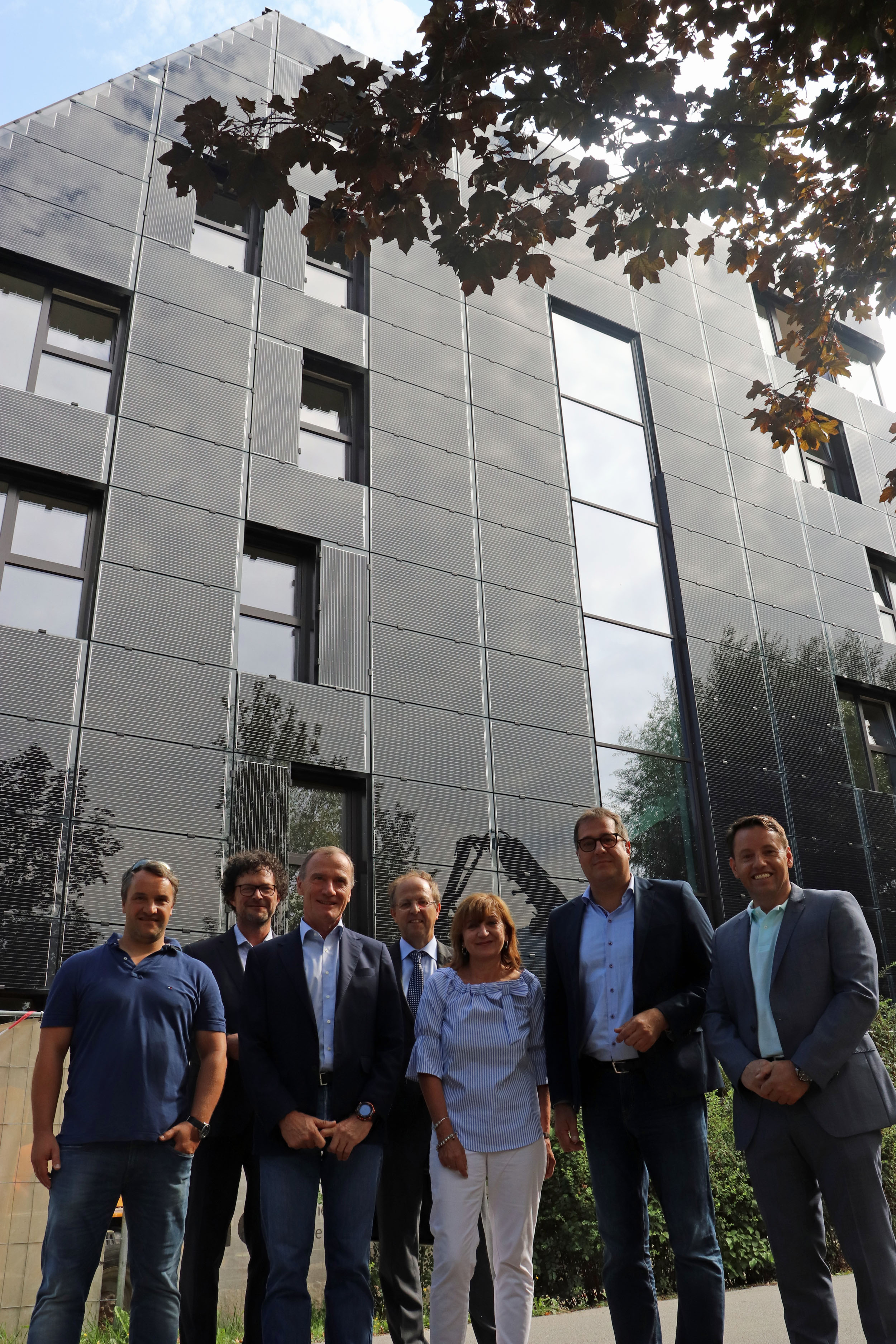 Fabian Ochs (Uni Innsbruck), IKB-Vorstand Thomas Pühringer, PSP-Geschäftsführer Karl-Heinz-Alber, Abteilungsvorstand Otto Flatscher (Wohnbauförderung), Landesrätin Beate Palfrader, Vizebürgermeister Franz X. Gruber und IIG-Geschäftsführer Franz Danler (v. l.) informierten über das Pilotprojekt vor der Südfassade des neuen Gebäudes.