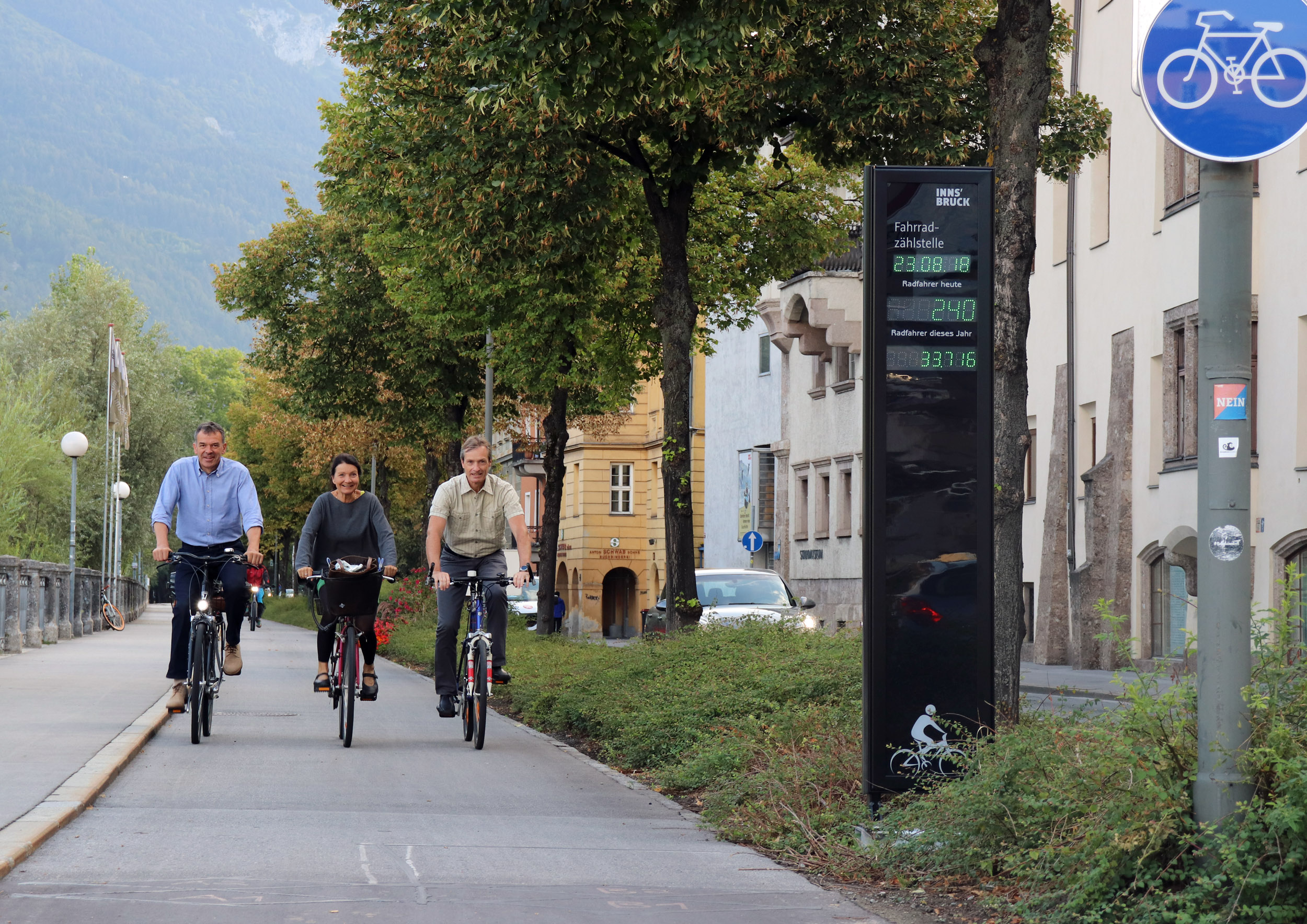 Bürgermeister Georg Willi (l.), Stadträtin Uschi Schwarzl und Michael Kaufmann (Amt für Verkehrsplanung) testeten die neue Radzählstelle am Herzog-Otto-Ufer gleich selbst.