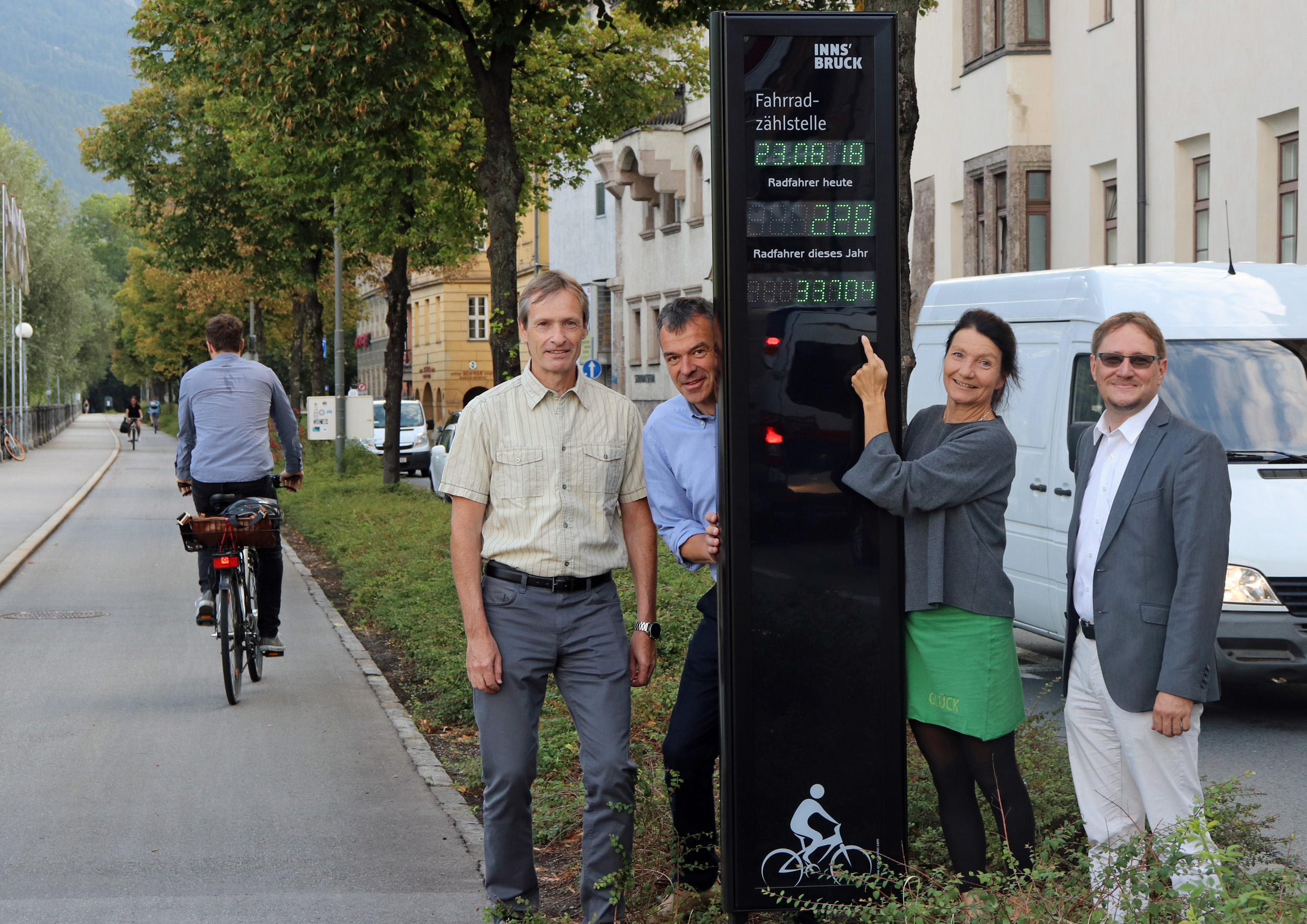 Am Herzog-Otto-Ufer wurde die Radzählstelle sichtbar gemacht. Michael Kaufmann (Amt für Verkehrsplanung), Bürgermeister Georg Willi, Stadträtin Uschi Schwarzl und Ekkehard Allinger Csollich (Verkehrsplanung Land Tirol, v. l.) überzeugten sich selbst davon.