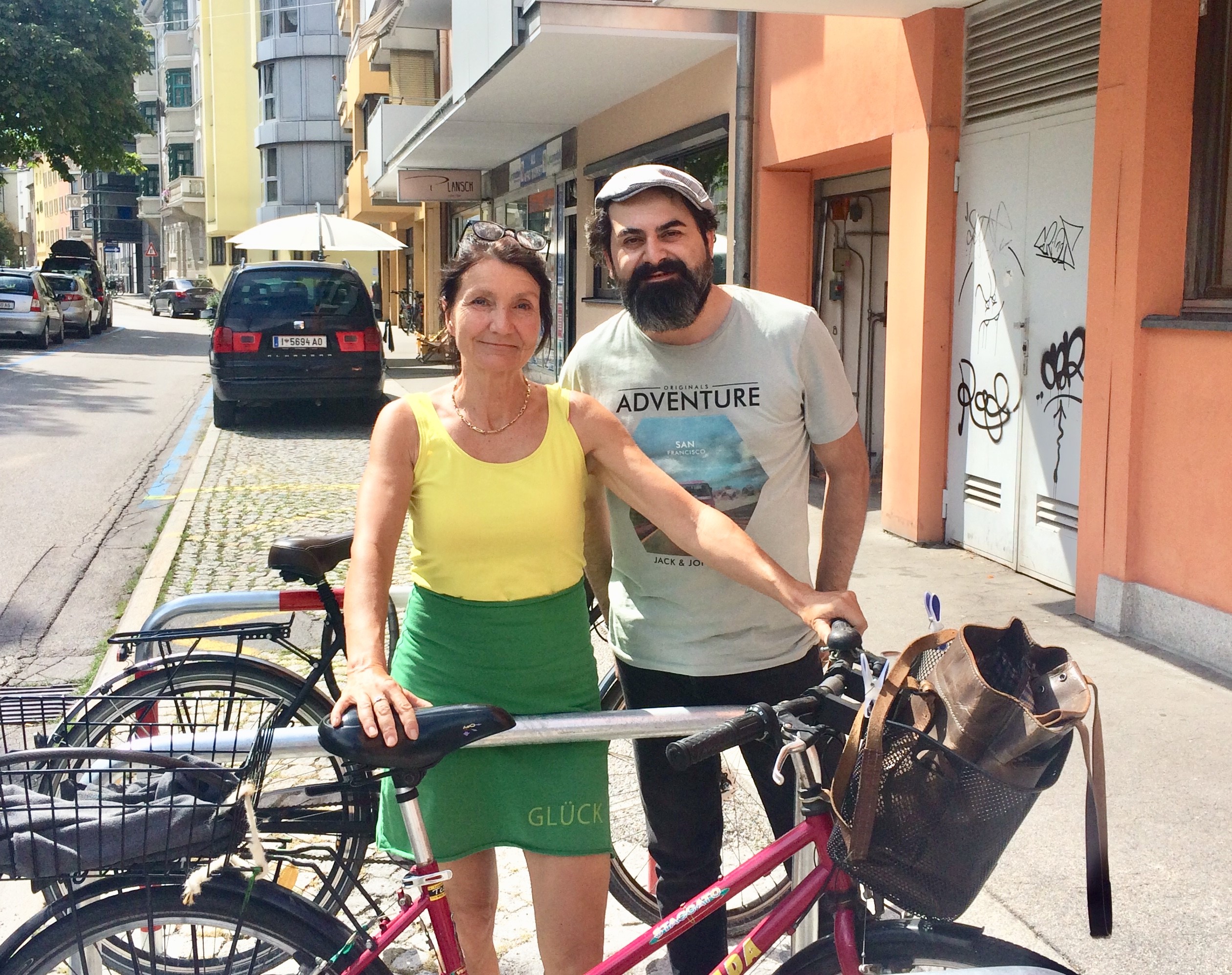 Mobilitätsstadträtin Uschi Schwarzl und der Betreiber des Cafés Plansch, Heval Özkan freuen sich über die neuen Radbügel in der Jahnstraße im Stadtteil Dreiheiligen. © Stadt Innsbruck
