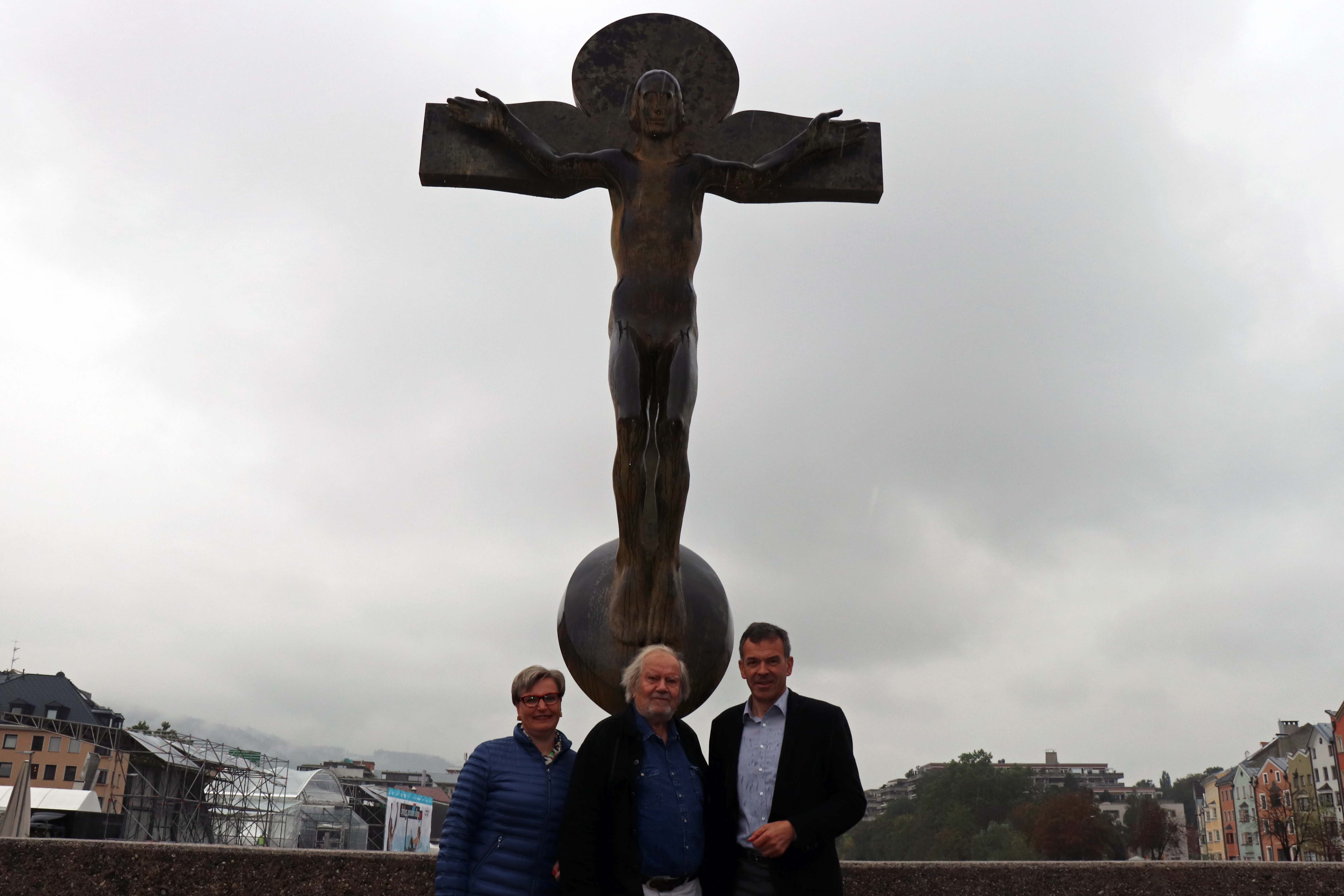 Bei der Besichtigung des Kreuzes an der Innbrücke: Birgit Neu (Kultur-Abteilungsleiterin), Rudi Wach und Bürgermeister Georg Willi (v. l.).