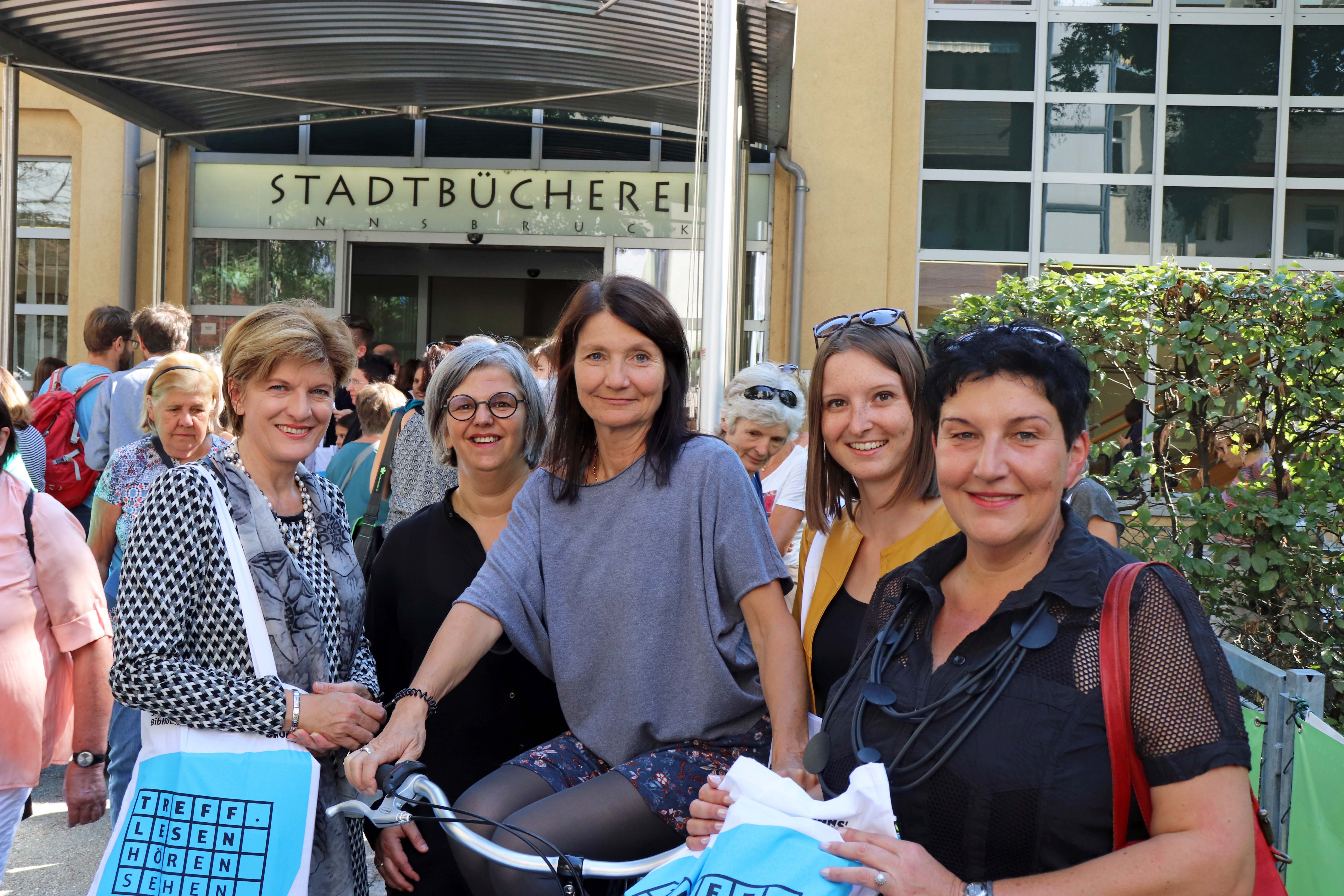 Startschuss zum Bücherumzug in die neue Stadtbibliothek: Vizebürgermeisterin Christine Oppitz-Plörer, Christina Krenmayr (Leiterin Stadtbibliothek), Kulturstadträtin Uschi Schwarzl, GRin Theresa Ringler sowie GRin Irene Heisz (v.l.).