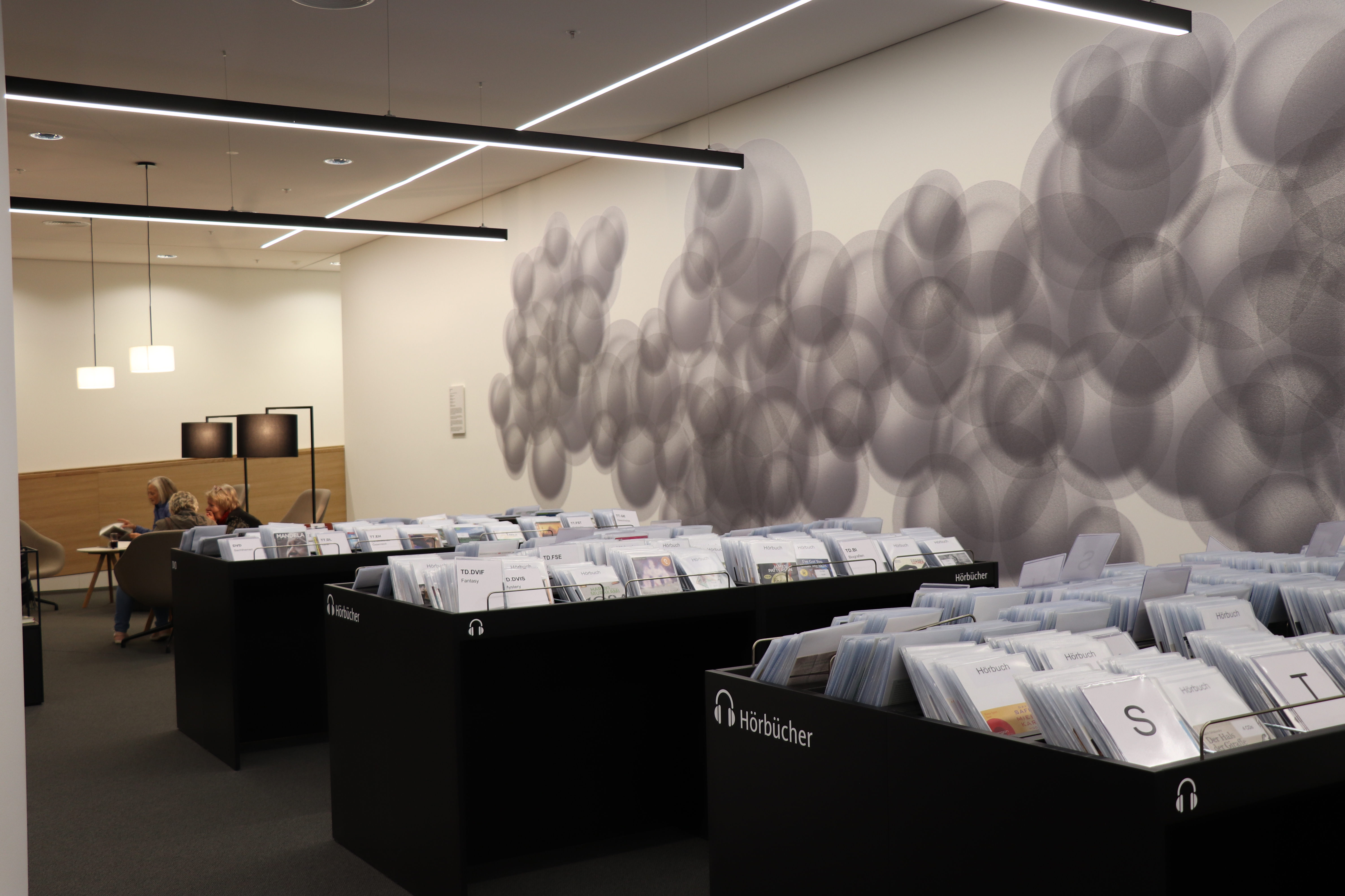 Die Stadtbibliothek bietet insgesamt 160.000 Stunden Filme und Hörbücher zum Ausleihen.