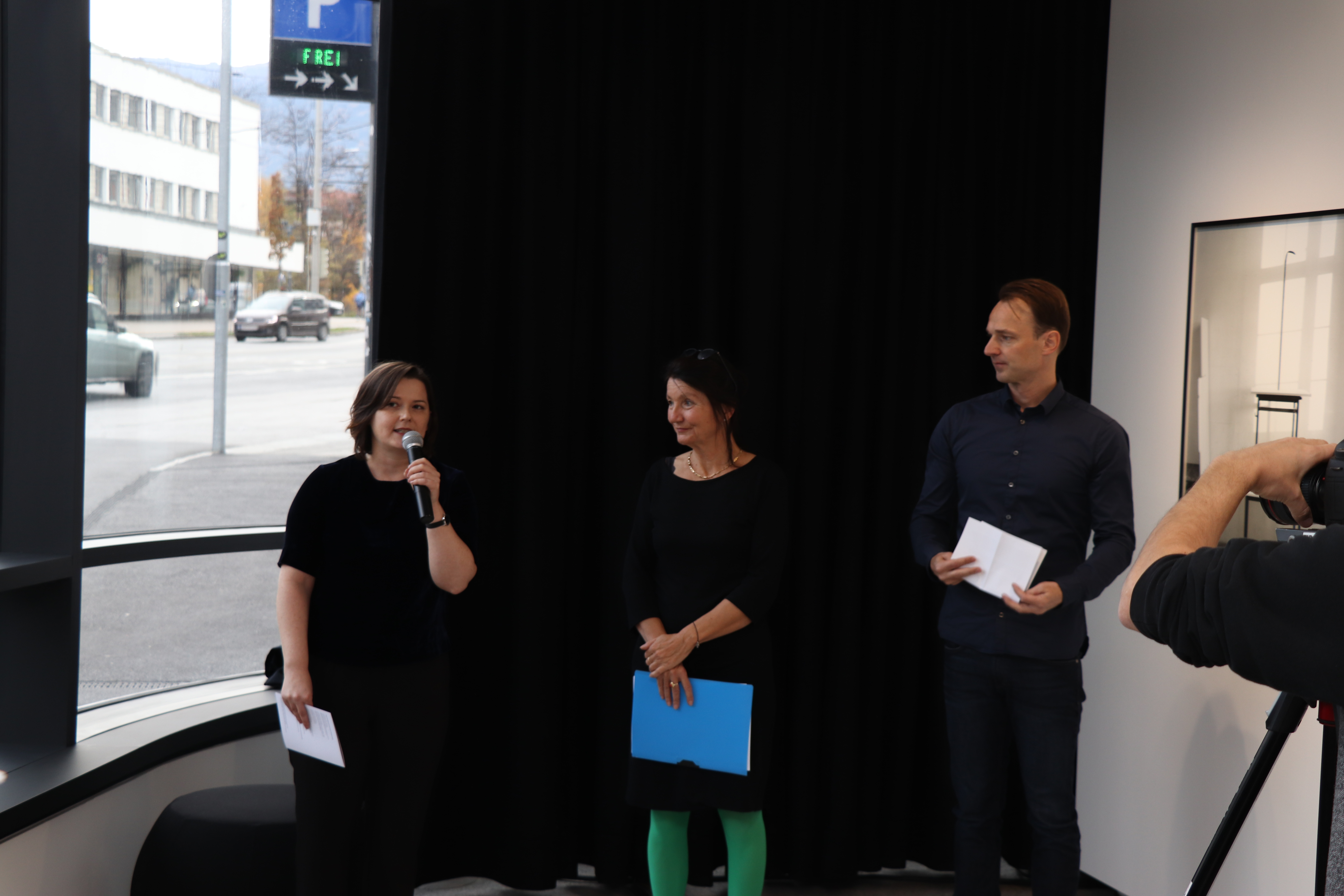 Stadträtin Uschi Schwarzl (Mitte), Galerieleiterin Natalie Pedevilla (li) und Jürgen Tabor (Kurator) bei der Eröffnung am 09. November.