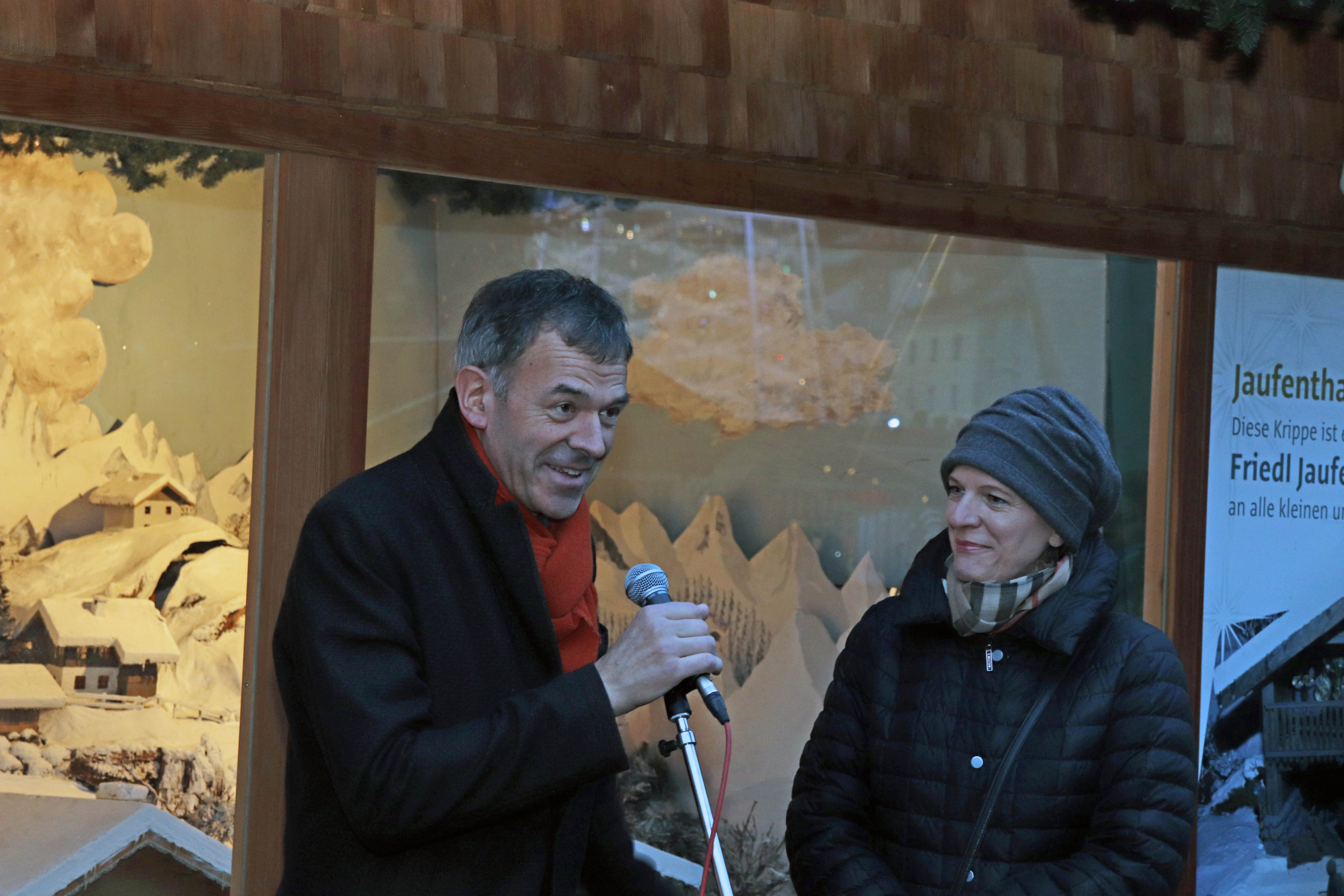 Bürgermeister Georg Willi und Vizebürgermeisterin Christine Oppitz-Plörer eröffneten am 1. Adventsonntag am Christkindlmarkt beim Marktplatz die Jaufenthaler-Krippe.