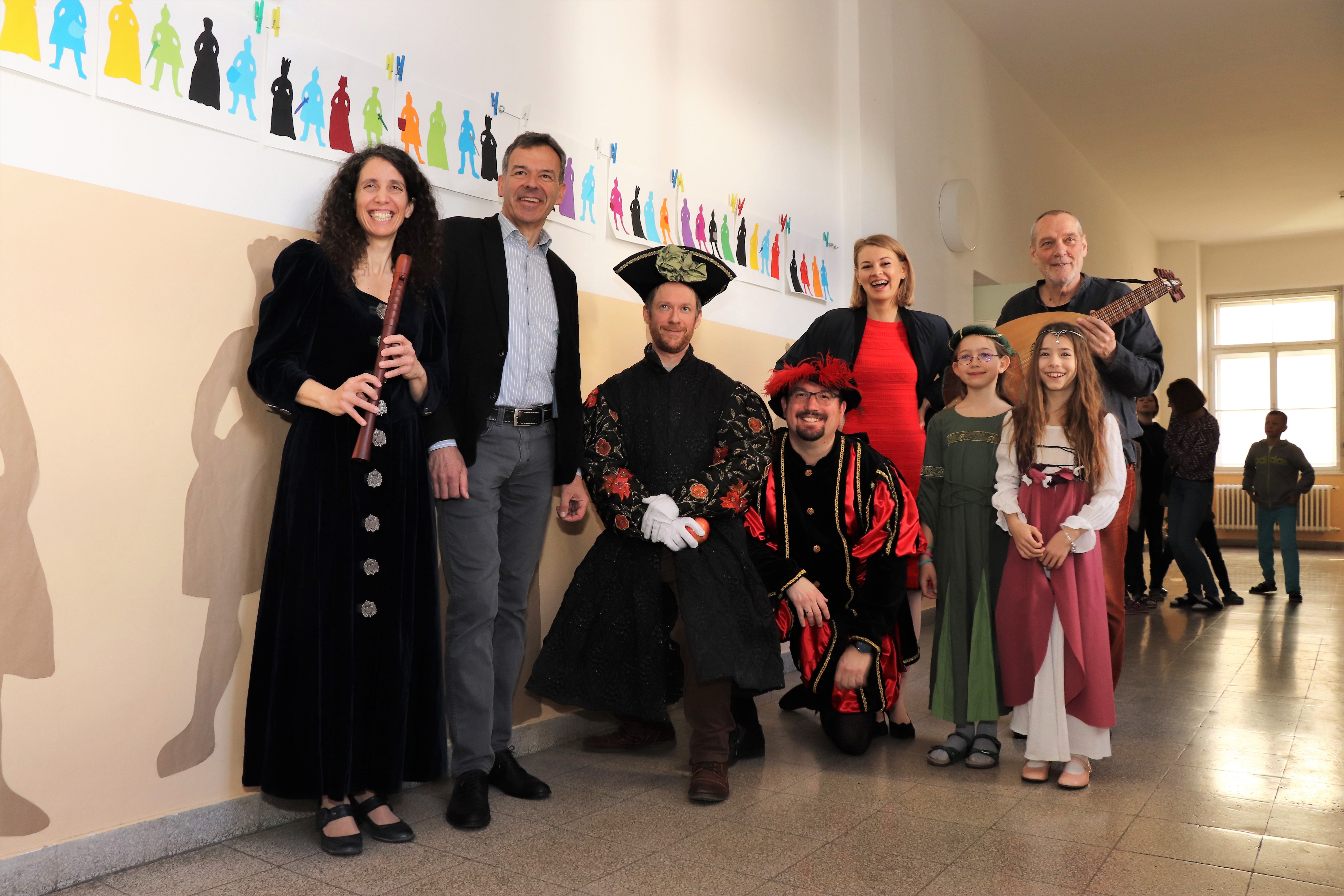 Begleitet von der Flötistin Ilse Strauß-Weisz und vom Lautenspieler Wolfgang Praxmarer begrüßt Direktor Manfred Müller (4. v.l.) Bürgermeister Georg Willi, Stadträtin Elisabeth Mayr und den „Kaiser“, dargestellt von Kristoffer Nowak (3. v.l.), in seiner Schule.