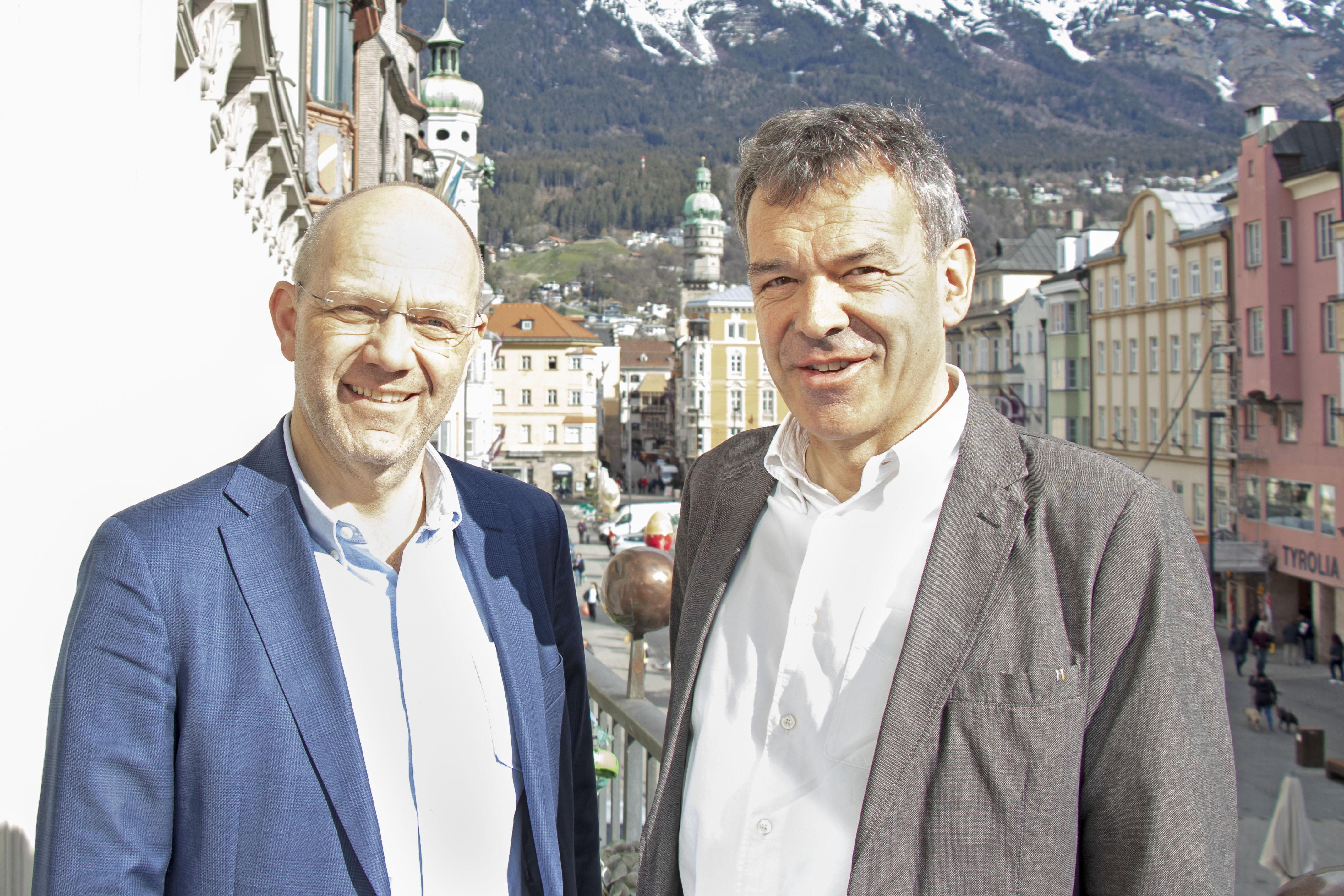 Anfang April tagten gleich zwei Fachausschüsse des Österreichischen Städtebundes in Innsbruck. Die Ausschüsse für Kommunalarchive und Verwaltungsorganisation waren in der Tiroler Landeshauptstadt zu Gast. Städtebund-Generalsekretär Thomas Weninger stattete im Rahmen der Tagungen Innsbrucks Bürgermeister Georg Willi einen Besuch ab. Der Österreichische Städtebund ist die kommunale Interessensvertretung von insgesamt 255 Städten und größeren Gemeinden und bietet seinen Fachausschüssen eine wichtige Kommunikationsplattform für regionalpolitische Angelegenheiten in den unterschiedlichen Bereichen.