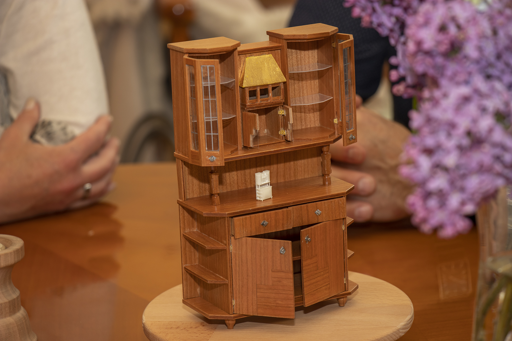 Kürzlich besuchte die Präsidentin des Tiroler Landtages, Sonja Ledl-Rossmann den Innsbrucker Bürgermeister Georg Willi. Die Landtagspräsidentin kam in Begleitung von Karl Wechselberger (Bürgermeister aus Pinswang) und Armin Kofler (l.). Kofler ist Absolvent der Tiroler Fachschule für Kunsthandwerk und Design, bekannt unter dem traditionellen Namen „Schnitzschule Elbigenalp". Der gelernte Tischler fertigte im Zuge seiner Meisterausbildung ein Themenmöbel, eine Kredenz ("Goldenes Dachl") aus amerikanischen Kirschenholz an, passend zum Jubiläum "500 Jahre Kaiser Maximilian". Das Meisterstück, welches an Kaiser Max und sein Wirken erinnert, soll zukünftig in der Tiroler Landeshauptstadt einen Platz finden. Der Außerferner präsentierte den Anwesenden das Kunstwerk als Modell im Maßstab 1:10.