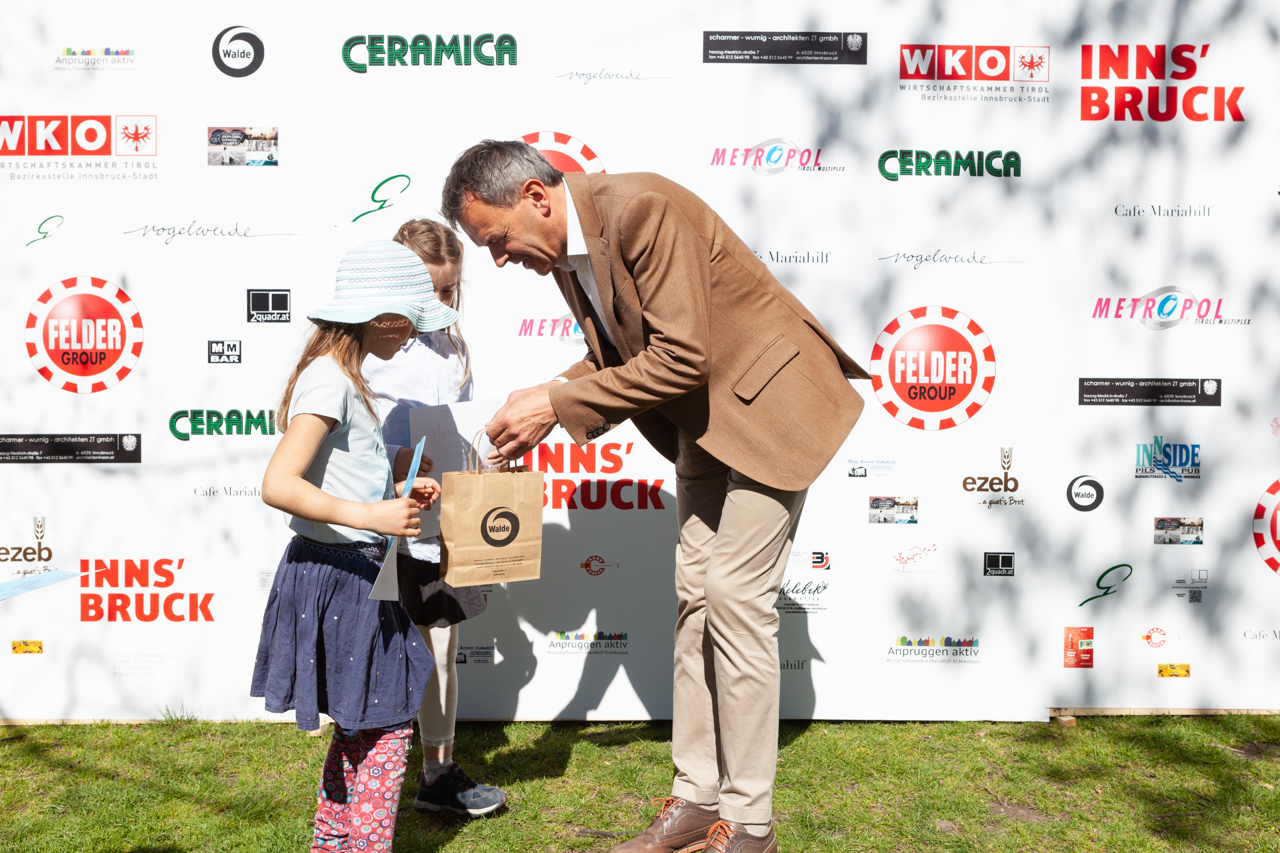 Am Ostersonntag fand bei strahlendem Sonnenschein im Waltherpark ein Eierlauf für die ganze Familie statt. Bürgermeister Georg Willi gratulierte den TeilnehmerInnen aller Altersklasse bei der Siegerehrung. Insgesamt nahmen rund 60 LäuferInnen aller Altersklassen an der Veranstaltung teil, die vom Wirtschaftsverein Mariahilf-St. Nikolaus "Anpurggen aktiv" organisiert wurde, teil.