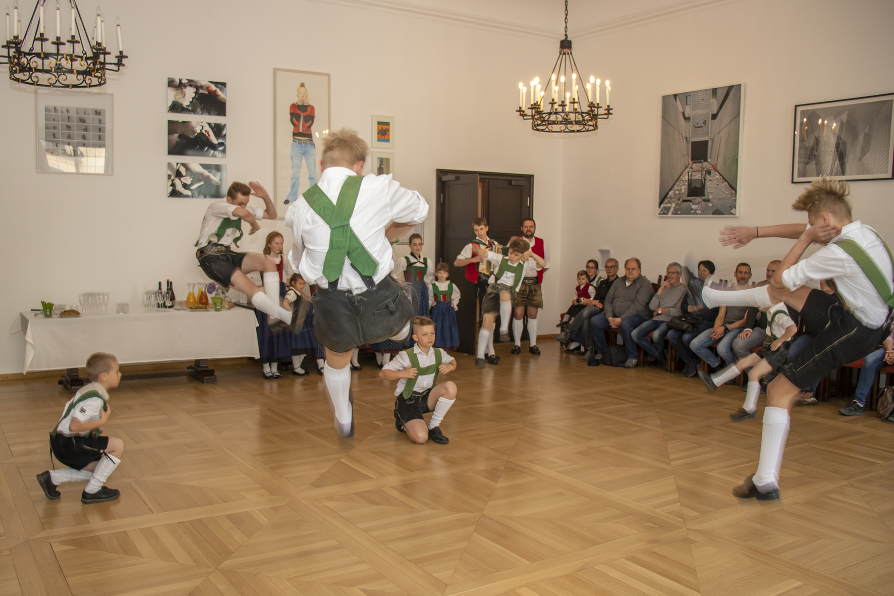 Kürzlich empfing Innsbrucks Bürgermeister Georg Willi im Bürgersaal des Historischen Rathauses den Gemeinderat der baden-württembergischen Stadt Fridingen an der Donau. Nach einer kurzen Vorstellung des Trachtenvereins "Die Amraser" besichtigen die Gäste aus Deutschland die Tiroler Landeshauptstadt.