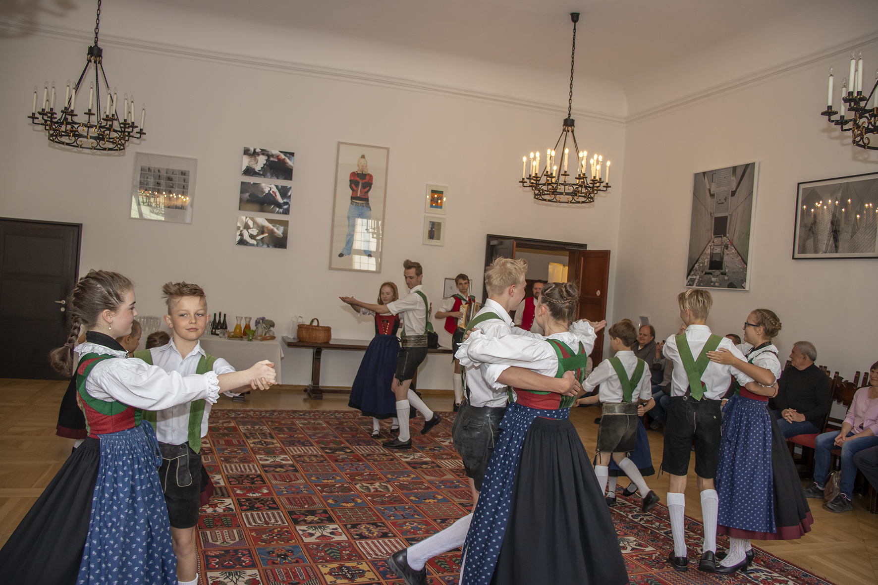 Kürzlich empfing Innsbrucks Bürgermeister Georg Willi im Bürgersaal des Historischen Rathauses den Gemeinderat der baden-württembergischen Stadt Fridingen an der Donau. Nach einer kurzen Vorstellung des Trachtenvereins "Die Amraser" besichtigen die Gäste aus Deutschland die Tiroler Landeshauptstadt.